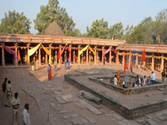 धार स्थित भोजशाला परिसर में हाईकोर्ट के फैसले के बाद पूजा-अर्चना करते श्रद्धालु और धार्मिक अनुष्ठान का दृश्य।