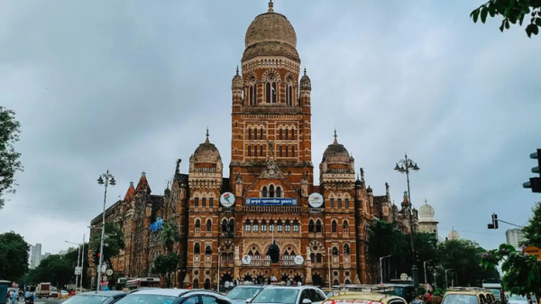 मुंबई में बीएमसी मुख्यालय की इमारत, जहां भाजपा नेताओं ने कुर्बानी नियमों को लेकर पत्र सौंपा।