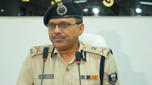 पुलिस मुख्यालय में प्रेस वार्ता के दौरान एडीजी विधि व्यवस्था सुधांशु कुमार