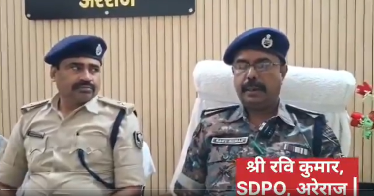 बिहार में हत्याकांड पर हुई कार्रवाई की जानकारी देते हुए पुलिस अधिकारी