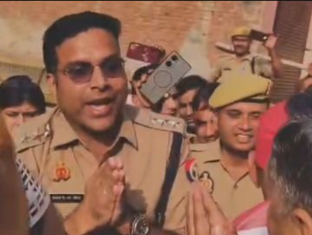 बुलंदशहर के जहांगीराबाद ईदगाह के बाहर तैनात उत्तर प्रदेश पुलिस बल।