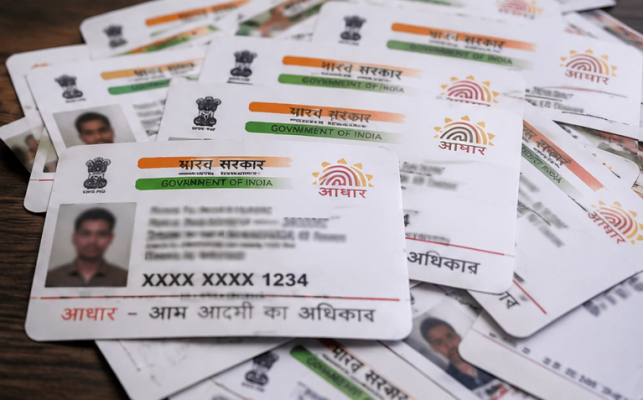 कोलकाता के टेंगरा में बंद पार्टी कार्यालय के बाहर जमा भीड़ और बरामद किए गए आधार कार्ड की प्रतीकात्मक तस्वीर
