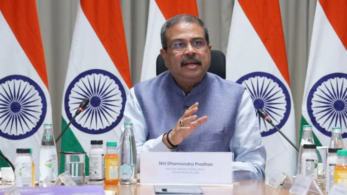 धर्मेंद्र प्रधान नीट परीक्षा सुधार पर प्रेस कॉन्फ्रेंस करते हुए।