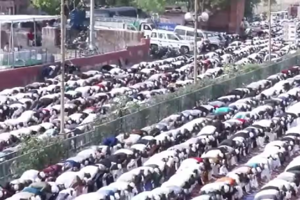 जयपुर-दिल्ली नेशनल हाईवे पर ईद-उल-अजहा के मौके पर नमाज अदा करते लोग