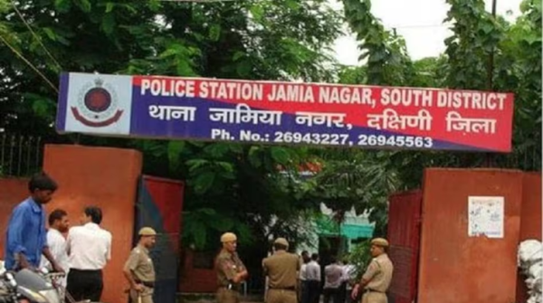 दिल्ली के जामिया नगर पुलिस स्टेशन के बाहर खड़े सुरक्षा बल
