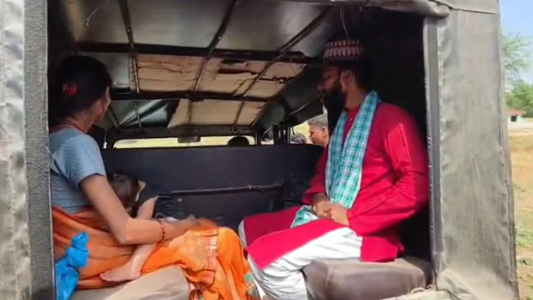 पुलिस जीप में बैठक गिरफ्तार मौलाना