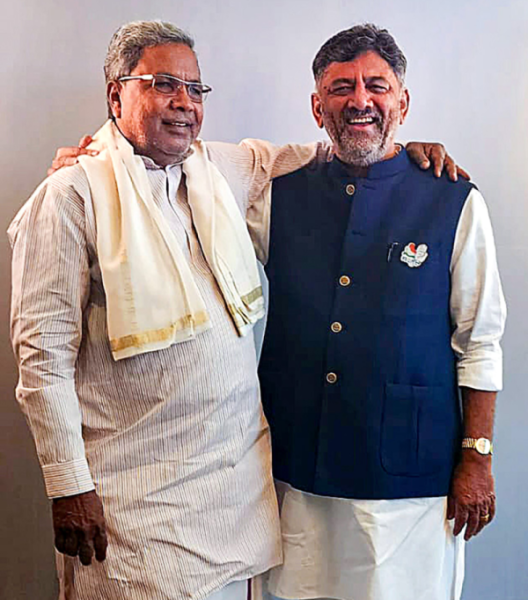 कर्नाटक के उपमुख्यमंत्री डीके शिवकुमार और वरिष्ठ नेता सिद्धारमैया एक साथ मुस्कुराते हुए।