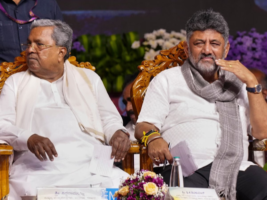 कर्नाटक के मुख्यमंत्री सिद्धारमैया और उपमुख्यमंत्री डीके शिवकुमार कांग्रेस नेताओं के साथ बैठक करते हुए (प्रतीकात्मक चित्र)