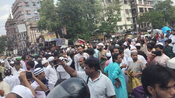 कोलकाता के राजा बाजार में सड़क पर जमा भीड़।