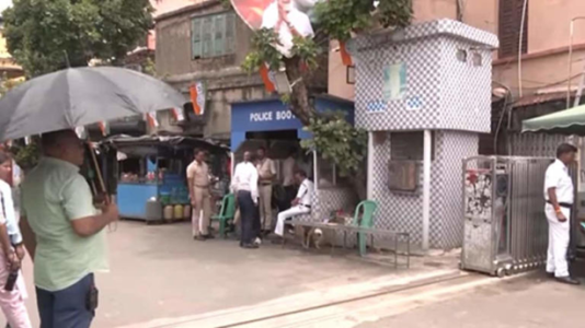 ममता बनर्जी कालीघाट आवास के बाहर सुरक्षा और मीडिया की भीड़।