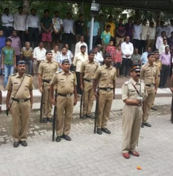 विक्रोली पार्कसाइट पुलिस स्टेशन के बाहर तैनात पुलिस बल