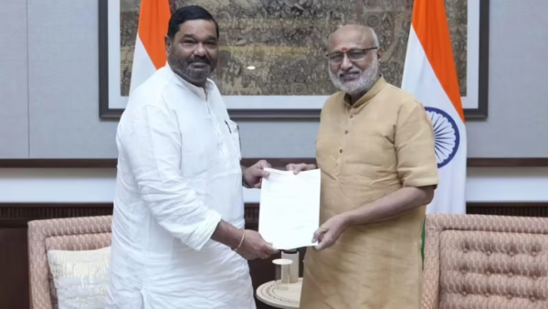 उपराष्ट्रपति सीपी राधाकृष्णन को अपना इस्तीफा सौंपते हुए ओडिशा के वरिष्ठ नेता देबाशीष सामंतराय।
