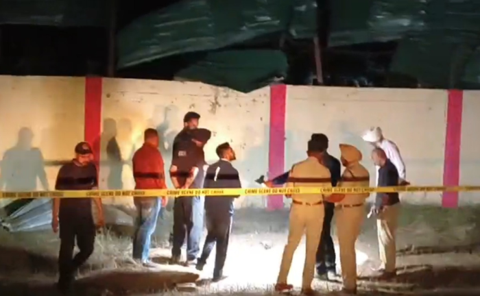 अमृतसर खासा आर्मी कैंट के बाहर तैनात पंजाब पुलिस के जवान।