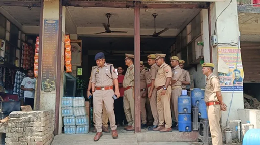 रायबरेली के सलोन में होटल विवाद के बाद जांच करने पहुंचे पुलिस बल
