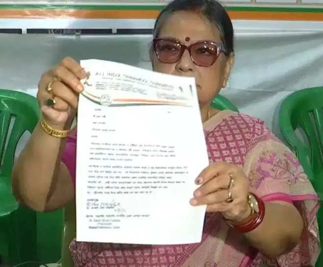 टीएमसी सांसद डॉ. काकोली घोष दस्तीदार प्रेस कॉन्फ्रेंस में इस्तीफा पत्र दिखाते हुए।