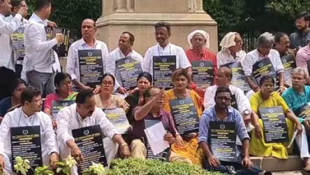 कोलकाता में विधानसभा परिसर में डॉ. भीमराव आंबेडकर की प्रतिमा के सामने तृणमूल कांग्रेस के नवनिर्वाचित विधायकों का विरोध प्रदर्शन।