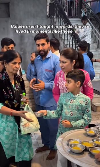 गायिका तुलसी कुमार और उनका बेटा कटरा में वैष्णो देवी लंगर में भक्तों को भोजन कराते हुए।