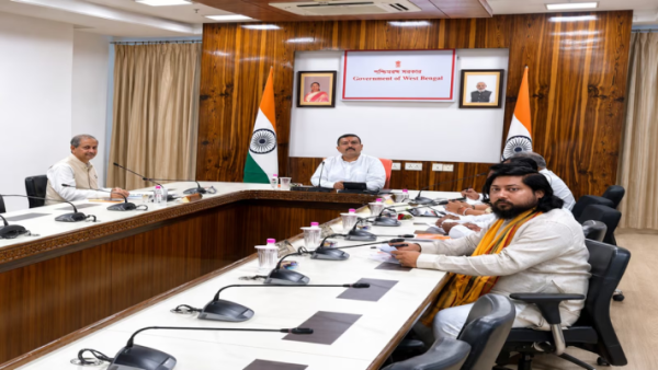 मुख्यमंत्री सुवेंदु अधिकारी नबन्ना में अधिकारियों के साथ बैठक करते हुए।