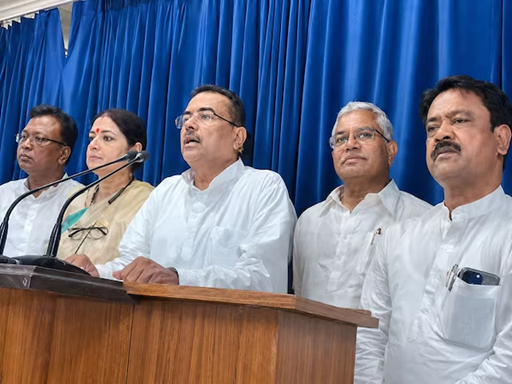 पश्चिम बंगाल के मुख्यमंत्री सुवेंदु अधिकारी कैबिनेट बैठक में लिए गए निर्णयों की जानकारी देते हुए।