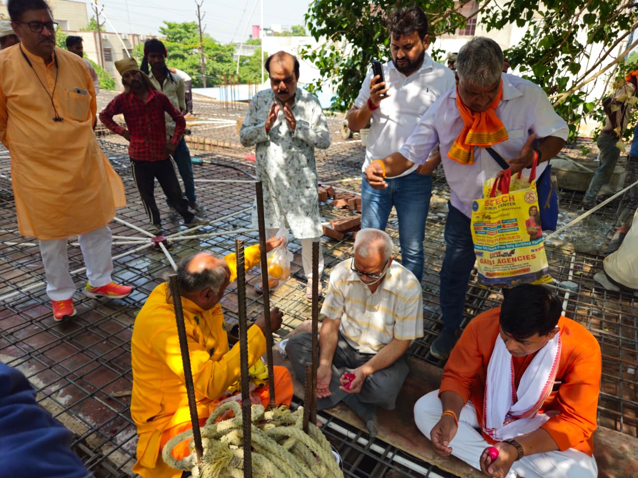 फर्रुखाबाद में राष्ट्रीय स्वयंसेवक संघ (RSS) के निर्माणाधीन जिला कार्यालय भवन के लिंटर कार्य के दौरान पूजन करते जिला प्रचारक मानवेन्द्र जी और अन्य पदाधिकारी।