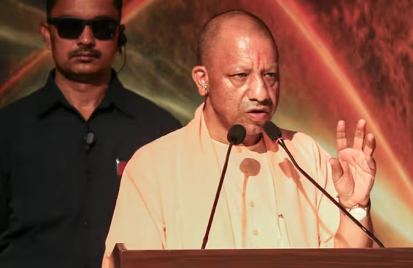 मुख्यमंत्री योगी आदित्यनाथ लखनऊ में कानून व्यवस्था और सड़कों पर नमाज पर बयान देते हुए।