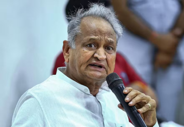 मीडिया से बातचीत करते हुए कांग्रेस के वरिष्ठ नेता और पूर्व मुख्यमंत्री अशोक गहलोत की गंभीर मुद्रा में तस्वीर, राजस्थान कांग्रेस अध्यक्ष विवाद समाचार।