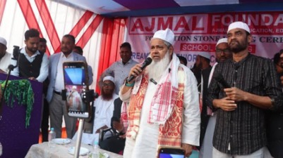 एआईयूडीएफ (AIUDF) प्रमुख मौलाना बदरुद्दीन अजमल बोलते हुए।