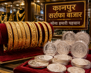 कानपुर सर्राफा बाजार में रखी सोने की शुद्ध चूड़ियाँ और चांदी के सिक्के।