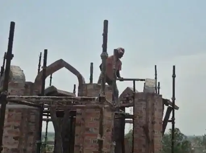 लक्सर-सुल्तानपुर-मस्जिद-अवैध-मीनार-ध्वस्तीकरण-कार्रवाई (मस्जिद की ऊँची मीनार को मजदूरों द्वारा तोड़े जाने का दृश्य)
