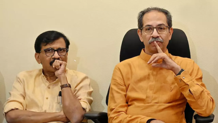 उद्धव ठाकरे और संजय राउत मुंबई में महा विकास अघाड़ी की बैठक के दौरान