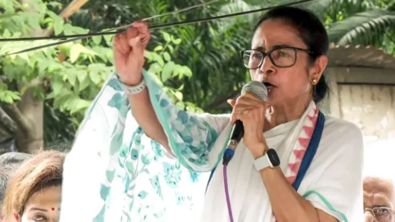 भाषण देते हुए पूर्व मुख्यमंत्री ममता बनर्जी