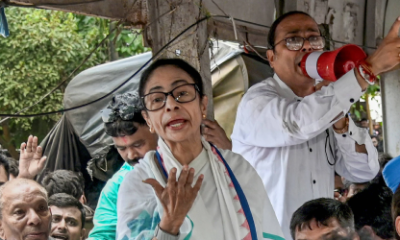 कोलकाता के एस्प्लेनेड में धरना मंच पर बैठीं तृणमूल कांग्रेस (TMC) प्रमुख ममता बनर्जी और उनके साथ मौजूद वरिष्ठ पार्टी नेता।