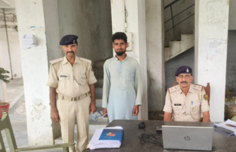 पूर्वी चंपारण पुलिस टीम और बरामद की गई नाबालिग लड़कियों के साथ गिरफ्तार आरोपी मौलवी असफाक।