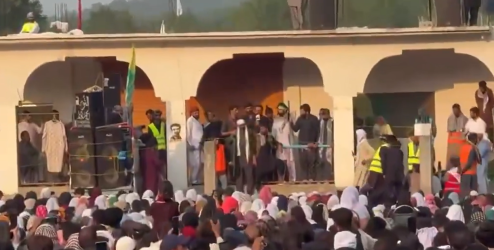पीओके के रावलकोट में पाकिस्तान सरकार और सेना के खिलाफ प्रदर्शन करती अवामी एक्शन कमेटी की भीड़