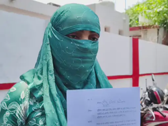 बरेली एसएसपी कार्यालय में न्याय की गुहार लगाती पीड़ित युवती