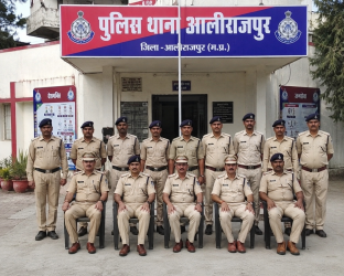 आलीराजपुर पुलिस थाना परिसर और पुलिस टीम की फाइल फोटो.