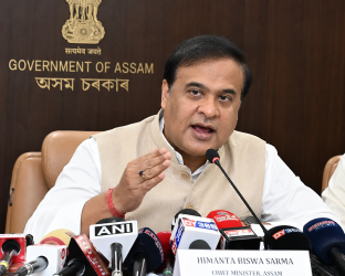 असम के मुख्यमंत्री हिमंता बिस्वा सरमा कैबिनेट बैठक के बाद प्रेस कॉन्फ्रेंस करते हुए.