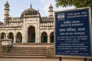 भरूच की जामा मस्जिद का ऐतिहासिक ढांचा और एएसआई सुरक्षा का बोर्ड.