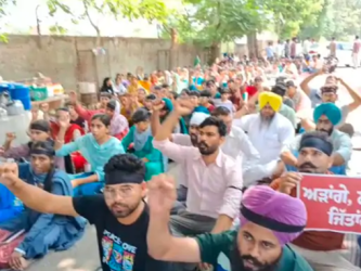 पंजाब के धूरी में माथे पर काली पट्टी बांधकर 'I Am Teacher, Not A Criminal' की तख्ती लिए प्रदर्शन करते ETT 5994 शिक्षक