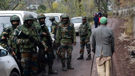 जम्मू-कश्मीर के राजौरी में एलओसी (LoC) के पास गश्त करते भारतीय सेना के कुमाऊं रेजिमेंट के जवान, जहाँ लैंडमाइन ब्लास्ट में JCO समेत सैनिक घायल हुए