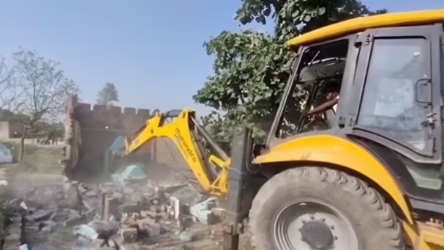 संभल के गुन्नौर में सरकारी आरक्षित ढाकर भूमि पर अवैध अतिक्रमण और मजार के खिलाफ बुलडोजर कार्रवाई करती प्रशासनिक टीम और पुलिस बल।