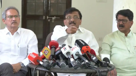 शिवसेना यूबीटी नेता संजय राउत दिल्ली में प्रेस कॉन्फ्रेंस के दौरान बागी सांसदों और बीजेपी पर निशाना साधते हुए।