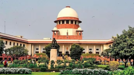 सुप्रीम कोर्ट ऑफ इंडिया के भवन का बाहरी दृश्य, जो भारत की न्याय व्यवस्था को दर्शाता है।
