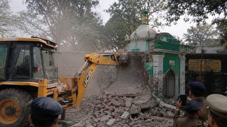 देहरादून की यमुना कॉलोनी में सरकारी भूमि पर बनी अवैध मजार को बुल्डोजर से ध्वस्त करते हुए प्रशासनिक टीम।