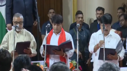 राजभवन में शपथ लेते नए मंत्रियों की तस्वीर।