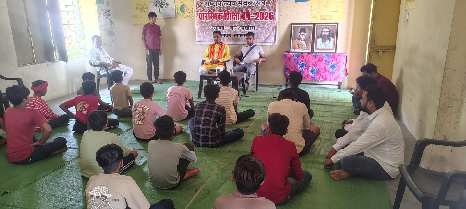 राष्ट्रीय स्वयंसेवक संघ (RSS) प्रारंभिक वर्ग बार खण्ड में शिक्षार्थियों को संबोधित करते विभाग प्रचार प्रमुख मनोज टाटा।