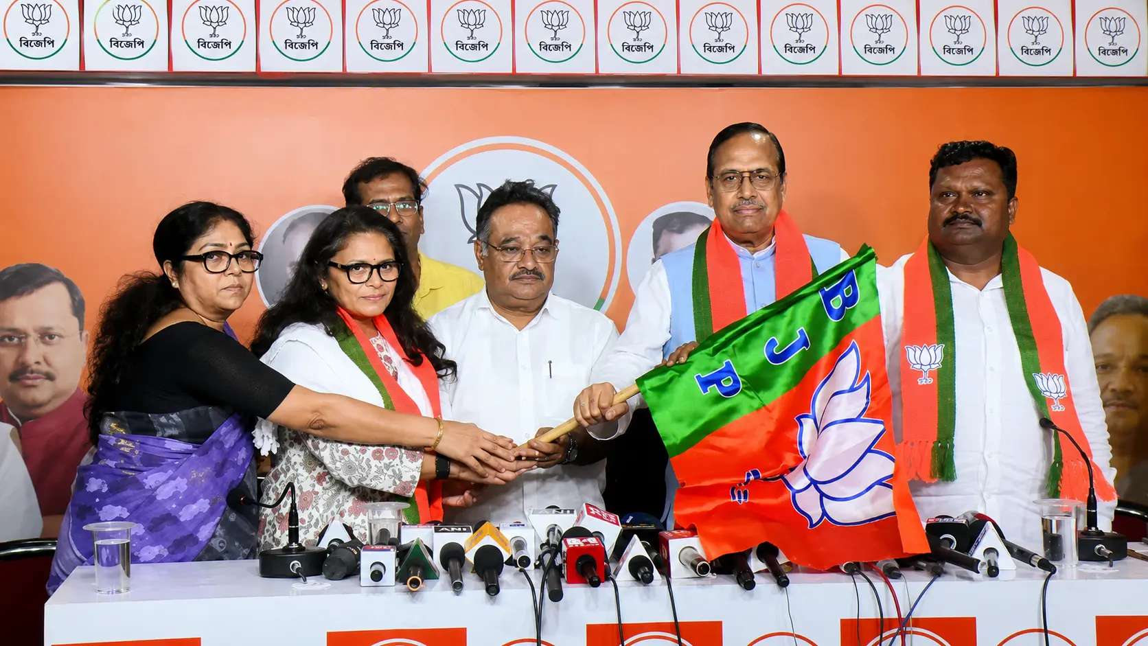 कोलकाता में भाजपा प्रदेश अध्यक्ष शमिक भट्टाचार्य की मौजूदगी में भाजपा में शामिल होते सुखेंदु शेखर राय, सुष्मिता देव और प्रकाश चिक बराइक।