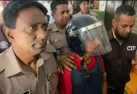 बांग्लादेश में मनी लॉन्ड्रिंग के आरोप में गिरफ्तार किए गए हरिदास चंद्र तरनी दास को ढाका कोर्ट ले जाती पुलिस।