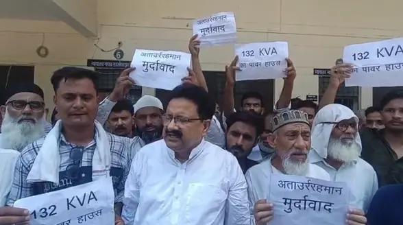 बहेड़ी तहसील में सपा विधायक के खिलाफ पूर्व प्रत्याशी नसीम अहमद के साथ आये आक्रोशित प्रदर्शनकारी।