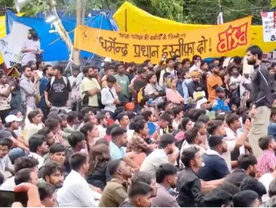 जंतर-मंतर पर प्रदर्शन करते छात्र